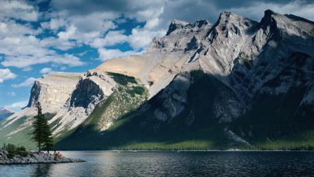 Majestic Mountain Reflections in Nature's Beauty wallpaper