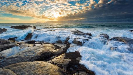 Majestic Ocean Waves at Sunset wallpaper