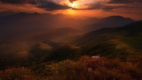 Majestic Mountains Under a Golden Sunset wallpaper