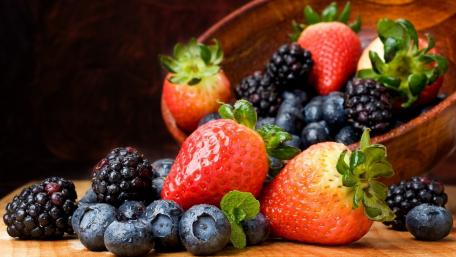 Vibrant Berry Medley wallpaper