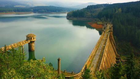 Serene Reflections Over a Tranquil Reservoir wallpaper