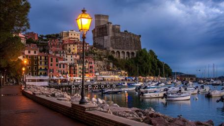Stunning Maritime Cityscape at Dusk wallpaper