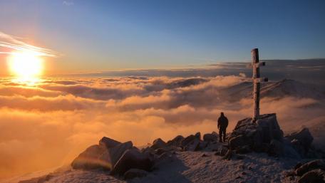 Majestic Sunrise Over Frozen Mountains wallpaper