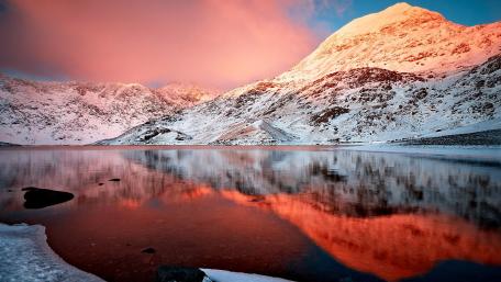 Majestic Mountain Reflection at Sunrise wallpaper