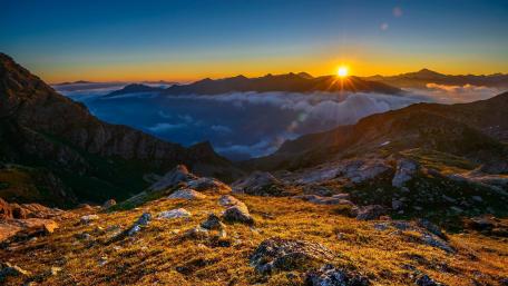 Majestic Sunrise Over Tranquil Mountains wallpaper
