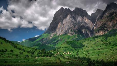 Majestic Mountains and Lush Green Valleys in Nature's Splendor wallpaper