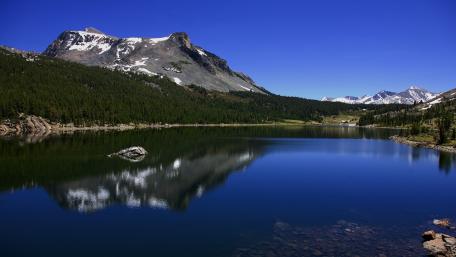 Serene Mountain Reflections in a Tranquil Lake wallpaper