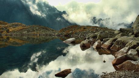 Serene Mountain Reflections in Tranquil Waters wallpaper