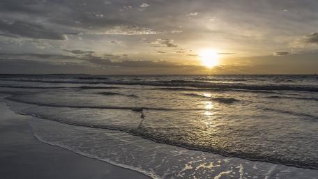 Tranquil Sunset Over the Ocean Waves wallpaper