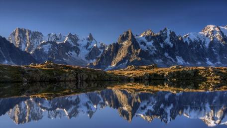 Majestic Mountain Reflections in Serene Waters wallpaper