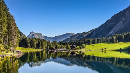 Tranquil Lake Reflection in Mountain Landscape wallpaper