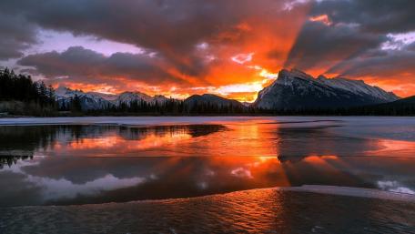 Breathtaking Sunset Over Majestic Mountains wallpaper