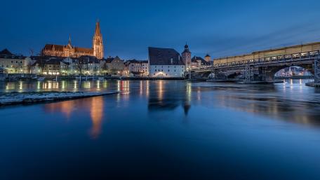 Serene Cityscape at Dusk wallpaper