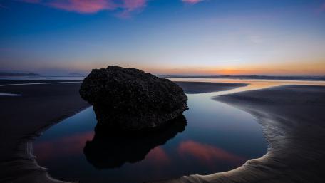 Serenity at Dusk by the Shore wallpaper