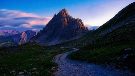 Majestic Mountain Peaks Under a Twilight Sky wallpaper