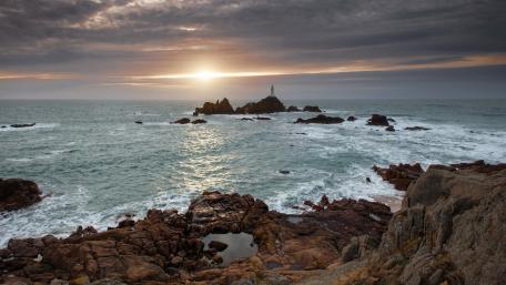 Serene Sunset Over Oceanic Cliffs wallpaper