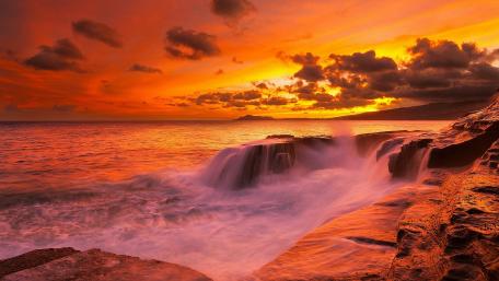 Sunset Serenity Over Ocean Waves wallpaper