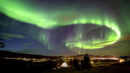 Aurora Borealis Illuminates the Night Sky wallpaper