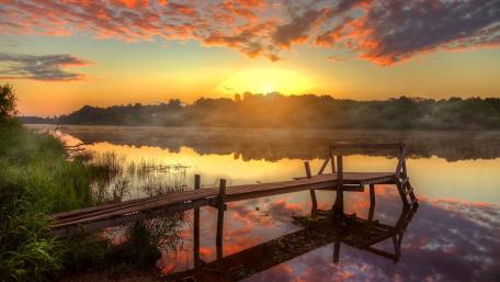 Serene Sunset Over Tranquil Waters wallpaper