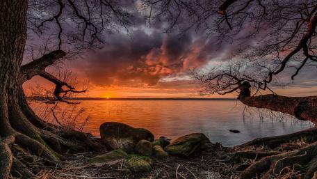 Serene Sunset Over Tranquil Waters wallpaper