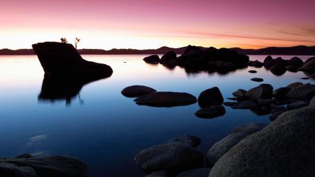 Serene Sunset Over Tranquil Waters wallpaper
