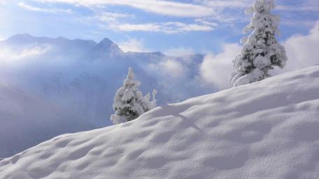 Winter Wonderland Serenity in Snowy Peaks wallpaper