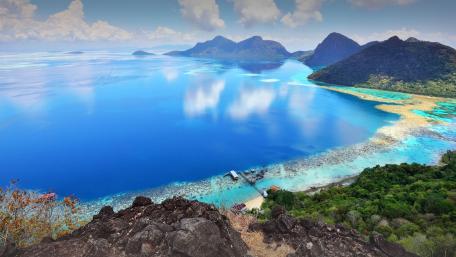 Tranquil Coastal Panorama Shimmering Blue Waters and Majestic Mountains wallpaper