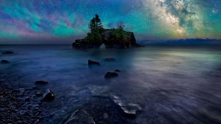Hollow Rock in Grand Portage, Minnesota wallpaper