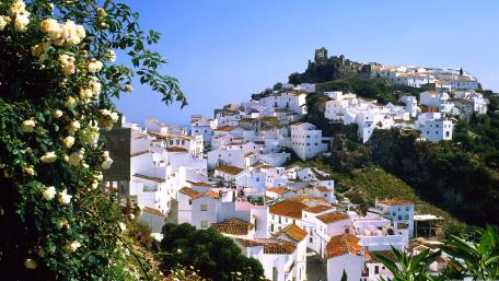 Picturesque Whitewashed Village Overlooking Scenic Hillside wallpaper