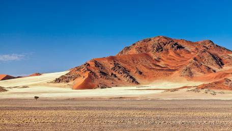 Stunning Desert Landscape with Majestic Mountains wallpaper