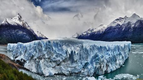 Majestic Glaciers Reflecting Serene Waters in Nature's Splendor wallpaper