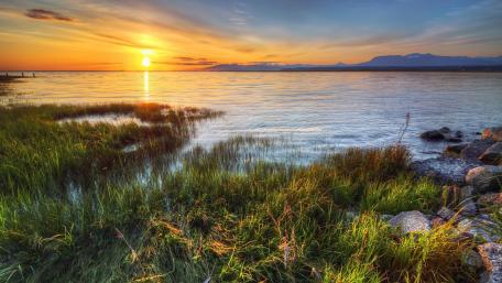 Tranquil Sunset Over Serene Waters wallpaper