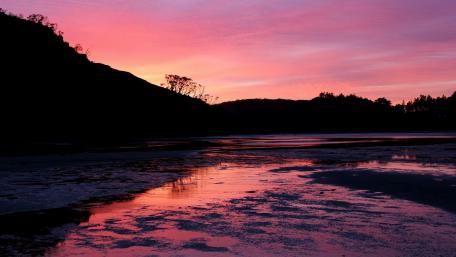 Tranquil Sunset Over Serene Waters wallpaper