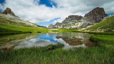 Serene Reflections in a Mountain Landscape wallpaper