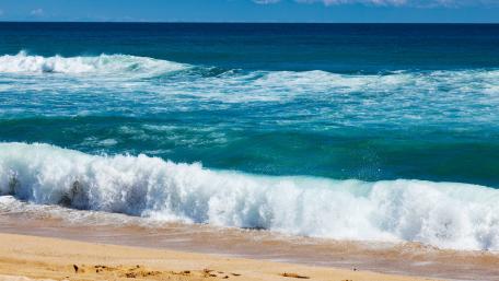 Vibrant Ocean Waves at the Shoreline wallpaper