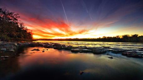 Breathtaking Sunset Over Serene Waters wallpaper