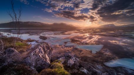 Majestic Sunrise Over Icy Landscape wallpaper