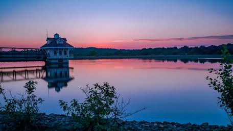 Serene Sunset Over Tranquil Waters wallpaper