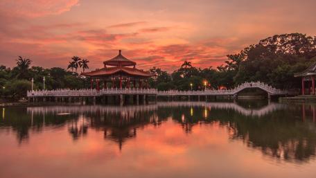 Serene Sunset Over Tranquil Lake wallpaper