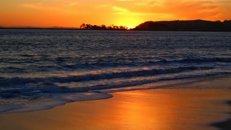 Golden Sunset Over Tranquil Waves wallpaper