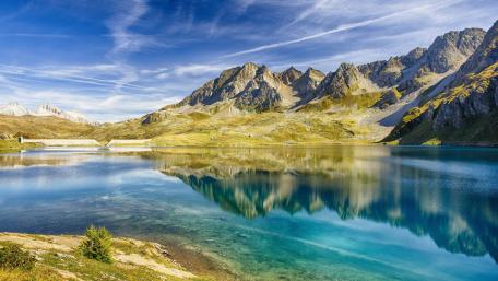 Majestic Mountain Reflections on Tranquil Waters wallpaper