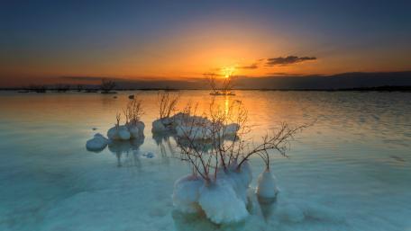 Tranquil Sunset Over Serene Waterscape wallpaper