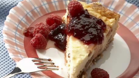 Delicious Raspberry Cheesecake Delight wallpaper