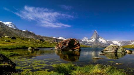 Majestic Mountain Reflection in Serene Waters wallpaper