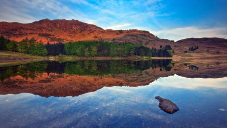 Serene Mountain Lake Reflection Amidst Nature's Beauty wallpaper