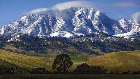 Majestic Mountains Under a Veil of Clouds wallpaper