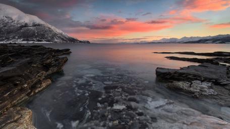 Serene Coastal Sunset Over Tranquil Waters wallpaper