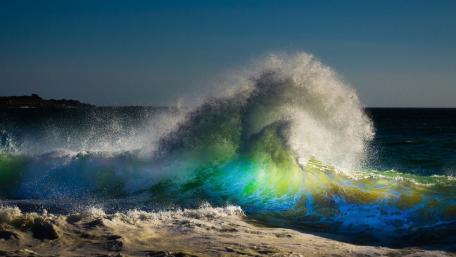 Majestic Waves Glimmering in Sunlight wallpaper