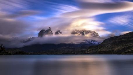 Majestic Mountain Reflection in Tranquil Waters wallpaper