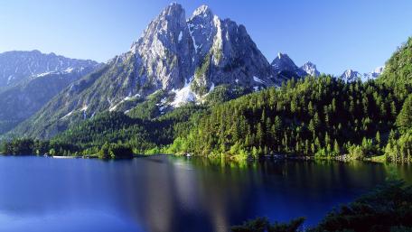 Majestic Mountains Reflecting on Tranquil Waters wallpaper